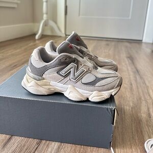 New Balance 9060 Kids Sneakers Size 1Y – Grey – AS PICTURED